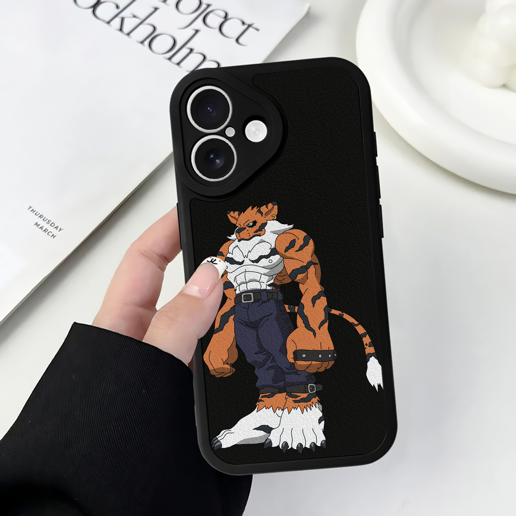 （画像用） Digimon デジタルモンスター/デジモン 【iPhone 16シリーズ対応】シリコンスマホケース（レザー調） 材質：シリコン